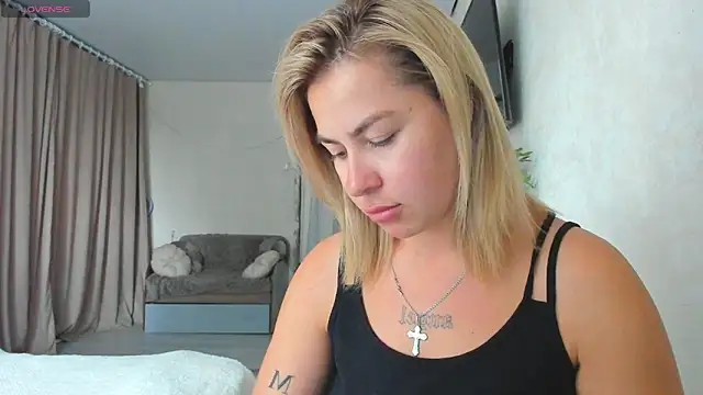 Roxi Joy online show from May 26, 2026, 10:24 am