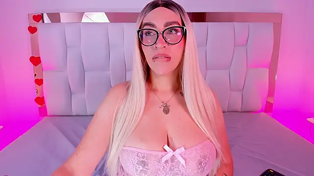 Snapshot of CamilleJuicy_ chatting on April 16, 2026, 12:06 pm CamilleJuicy online show from April 16, 2026, 12:06 pm