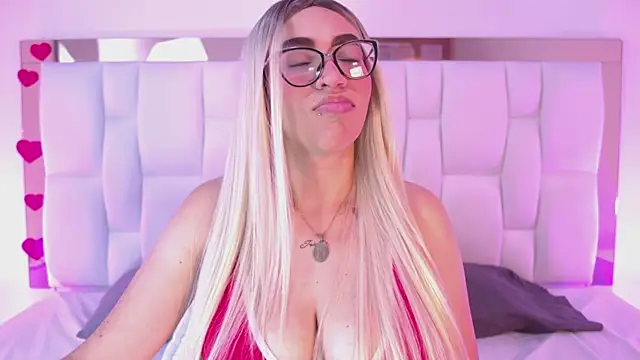 Snapshot of CamilleJuicy_ chatting on April 1, 2026, 1:01 pm CamilleJuicy online show from April 1, 2026, 1:01 pm