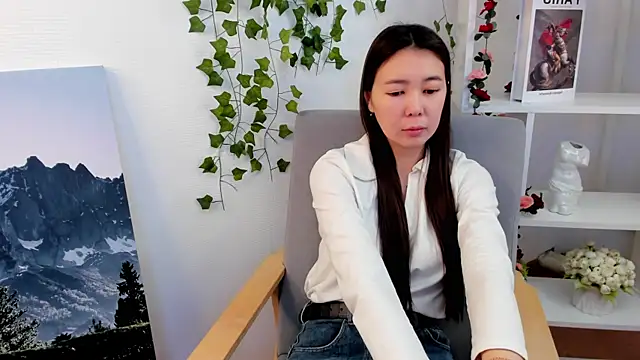 BettinaHuus online show from December 17, 2025, 5:45 am