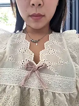 Snapshot of Beesex_02 chatting on December 18, 2025, 3:11 am Beesex 02 online show from December 18, 2025, 3:11 am