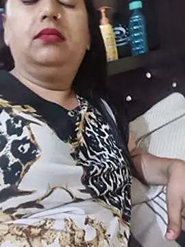 Hotmylips online show from May 20, 2026, 3:31 pm