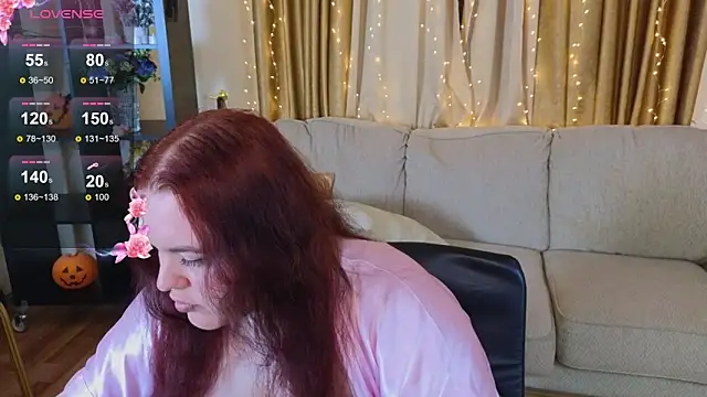 Snapshot of LindaBermer chatting on December 18, 2025, 11:47 am LindaBermer online show from December 18, 2025, 11:47 am