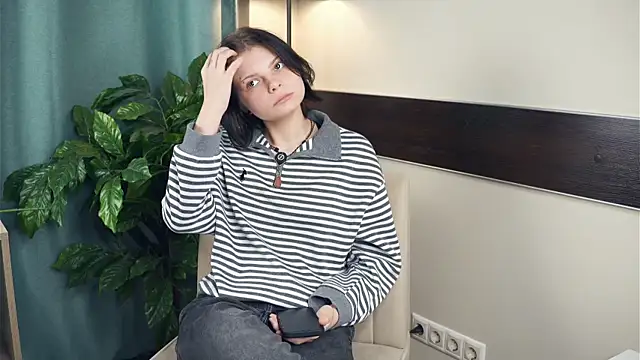 Snapshot of LurleneRanft chatting on December 18, 2025, 8:41 am LurleneRanft online show from December 18, 2025, 8:41 am