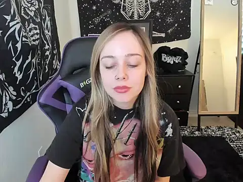 Snapshot of luna_lovelyyy chatting on December 17, 2025, 6:13 pm luna lovelyyy online show from December 17, 2025, 6:13 pm