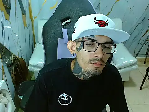 Boy tatto77 online show from March 24, 2026, 12:38 pm