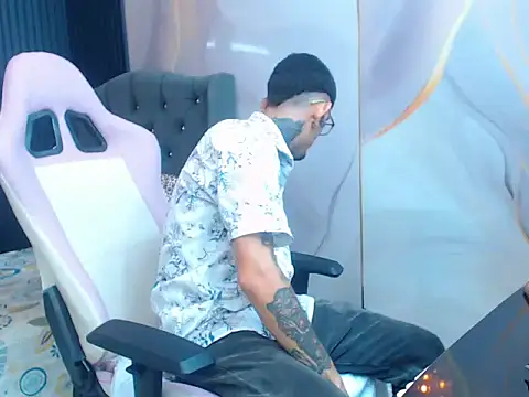 Snapshot of Boy_tatto77 chatting on May 7, 2026, 12:08 pm Boy tatto77 online show from May 7, 2026, 12:08 pm