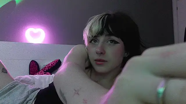 Snapshot of MikaScarlet chatting on April 4, 2026, 2:40 am MikaScarlet online show from April 4, 2026, 2:40 am