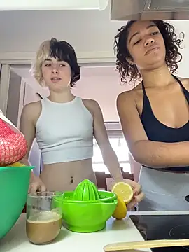 Snapshot of MikaScarlet chatting on April 9, 2026, 8:42 am MikaScarlet online show from April 9, 2026, 8:42 am