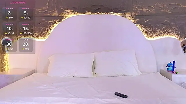 NahomiChocolate online show from December 18, 2025, 12:42 pm