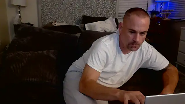 Snapshot of MISTERANDDEMI chatting on March 4, 2026, 8:33 am MISTERANDDEMI online show from March 4, 2026, 8:33 am