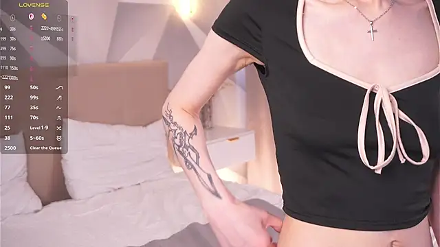 DeliaLoma online show from April 7, 2026, 6:37 am