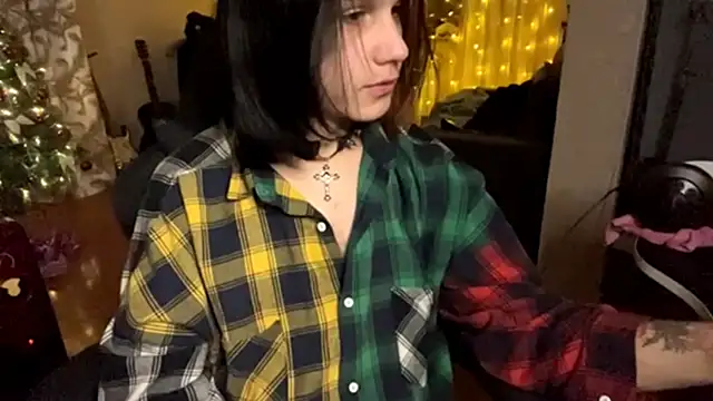 emo sweet online show from December 19, 2025, 10:23 pm