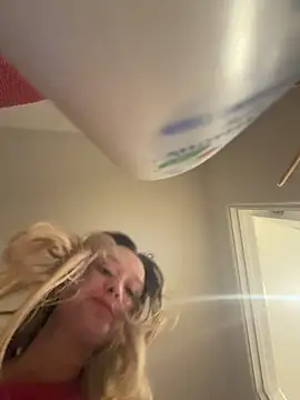 Snapshot of LilyLuck_ chatting on February 16, 2026, 2:43 am LilyLuck online show from February 16, 2026, 2:43 am