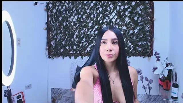 LauraAcuna online show from December 22, 2025, 12:16 pm