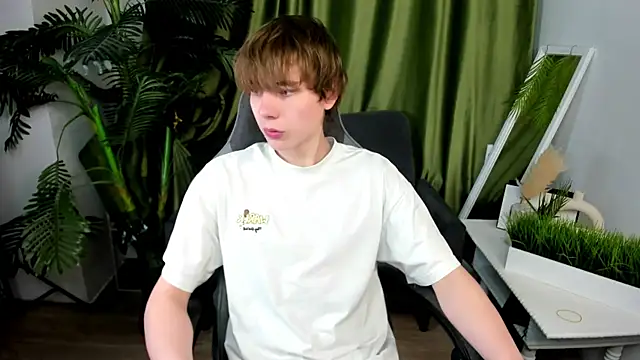 andyyzzz online show from June 25, 2026, 7:08 pm