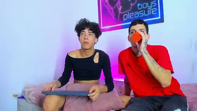 Snapshot of Pleasure_boys_hot chatting on April 14, 2026, 7:52 pm Pleasure boys hot online show from April 14, 2026, 7:52 pm