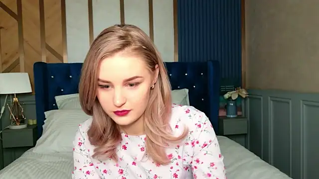 Snapshot of Molly_Voss chatting on January 18, 2026, 5:44 am Molly Voss online show from January 18, 2026, 5:44 am