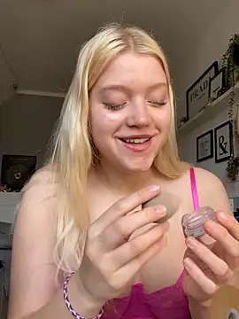 EmmiPemmi online show from April 18, 2026, 6:05 am