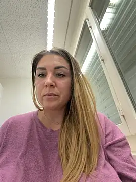 Vaannessaa online show from December 21, 2025, 8:31 pm