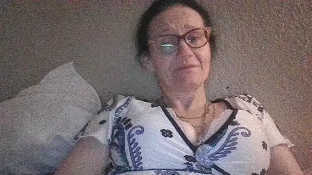 Snapshot of CrownedCuppa chatting on April 8, 2026, 9:16 pm CrownedCuppa online show from April 8, 2026, 9:16 pm