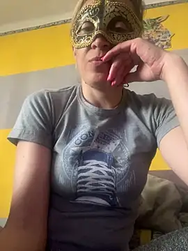 Snapshot of SexyMamiVee chatting on April 16, 2026, 2:51 pm SexyMamiVee online show from April 16, 2026, 2:51 pm