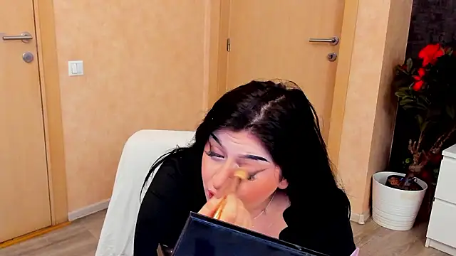 NayaNoirX online show from February 2, 2026, 7:24 pm