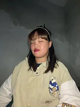 Snapshot of Wendy-2 chatting on April 30, 2026, 2:13 pm Wendy-2 online show from April 30, 2026, 2:13 pm