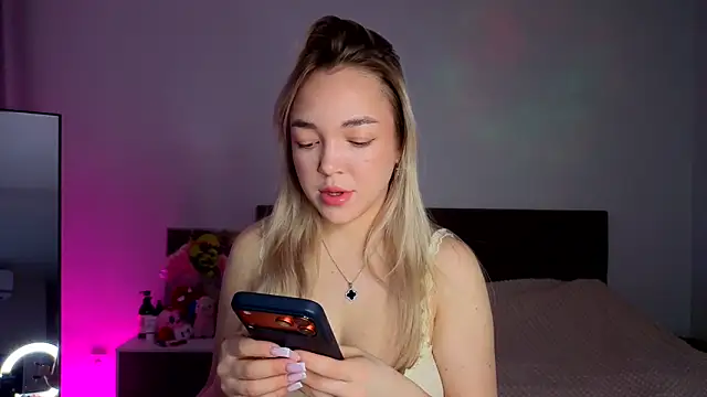 Snapshot of ChrissBerry chatting on March 19, 2026, 4:12 am ChrissBerry online show from March 19, 2026, 4:12 am