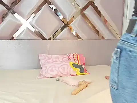 MiaKleinX online show from March 21, 2026, 8:13 pm