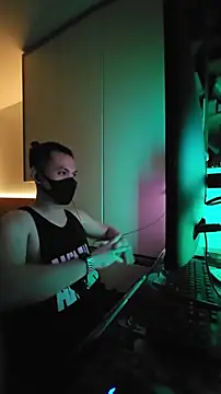 Snapshot of OnlyHand9x chatting on April 9, 2026, 4:57 pm OnlyHand9x online show from April 9, 2026, 4:57 pm