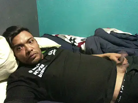 latinomoreno95 online show from April 5, 2026, 11:28 am