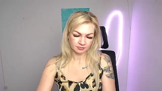 Snapshot of Madonna_Fire chatting on April 5, 2026, 5:47 am Madonna Fire online show from April 5, 2026, 5:47 am
