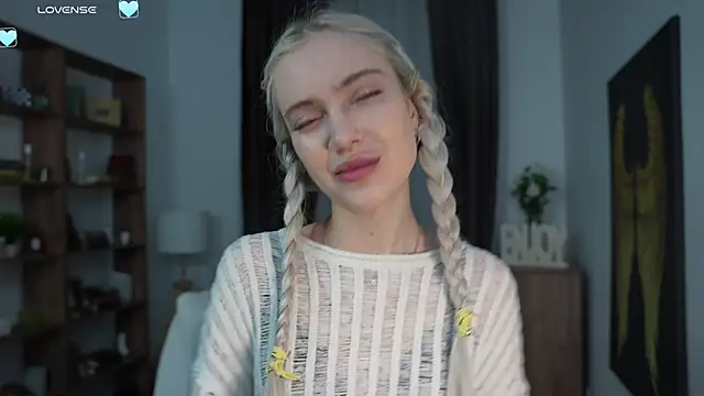 KristalCrowner online show from March 19, 2026, 7:36 pm