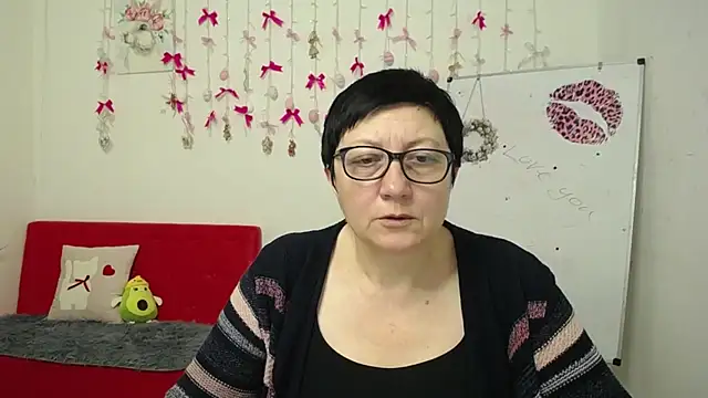 Snapshot of EmilyL0ve chatting on April 10, 2026, 5:20 pm EmilyL0ve online show from April 10, 2026, 5:20 pm