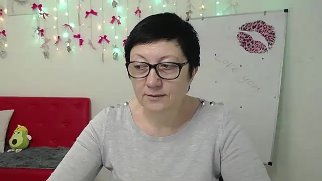 Snapshot of EmilyL0ve chatting on April 19, 2026, 5:19 am EmilyL0ve online show from April 19, 2026, 5:19 am