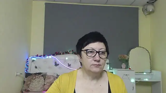 Snapshot of EmilyL0ve chatting on May 1, 2026, 5:23 am EmilyL0ve online show from May 1, 2026, 5:23 am