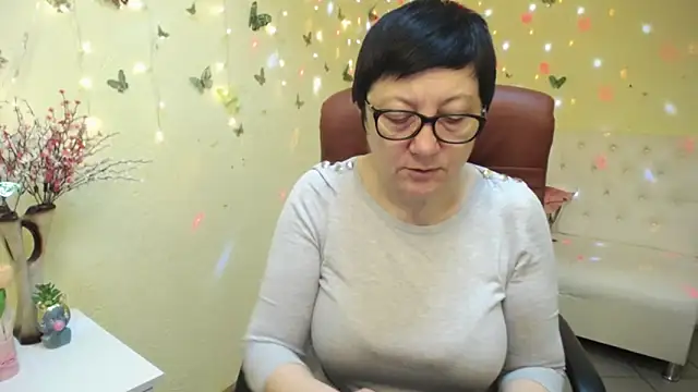 Snapshot of EmilyL0ve chatting on April 28, 2026, 5:12 am EmilyL0ve online show from April 28, 2026, 5:12 am