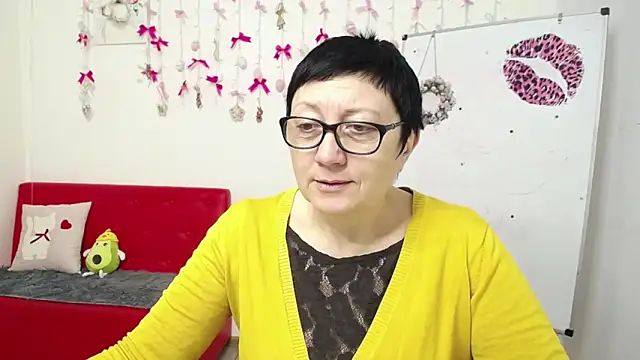 Snapshot of EmilyL0ve chatting on April 5, 2026, 5:36 am EmilyL0ve online show from April 5, 2026, 5:36 am