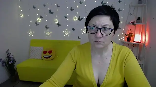 Snapshot of EmilyL0ve chatting on April 16, 2026, 9:39 pm EmilyL0ve online show from April 16, 2026, 9:39 pm