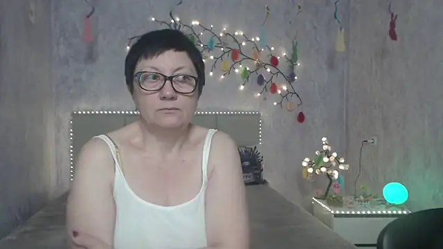 Snapshot of EmilyL0ve chatting on April 2, 2026, 5:36 am EmilyL0ve online show from April 2, 2026, 5:36 am