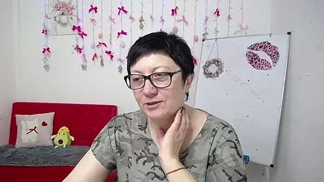 Snapshot of EmilyL0ve chatting on April 15, 2026, 5:28 pm EmilyL0ve online show from April 15, 2026, 5:28 pm