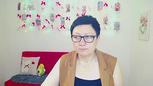 Snapshot of EmilyL0ve chatting on May 8, 2026, 5:22 am EmilyL0ve online show from May 8, 2026, 5:22 am