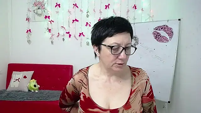 Snapshot of EmilyL0ve chatting on April 15, 2026, 7:58 pm EmilyL0ve online show from April 15, 2026, 7:58 pm