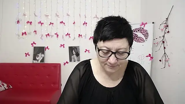 Snapshot of EmilyL0ve chatting on February 22, 2026, 6:16 am EmilyL0ve online show from February 22, 2026, 6:16 am