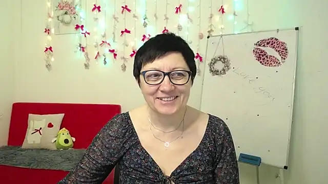 Snapshot of EmilyL0ve chatting on April 13, 2026, 5:11 am EmilyL0ve online show from April 13, 2026, 5:11 am