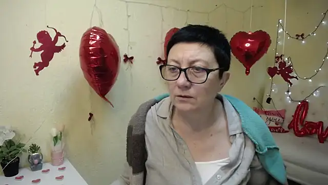 Snapshot of EmilyL0ve chatting on February 3, 2026, 6:24 pm EmilyL0ve online show from February 3, 2026, 6:24 pm