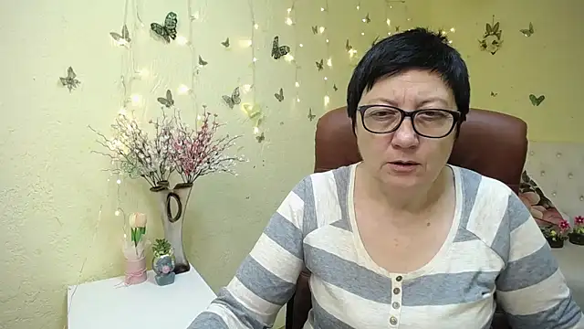 Snapshot of EmilyL0ve chatting on April 21, 2026, 5:14 am EmilyL0ve online show from April 21, 2026, 5:14 am