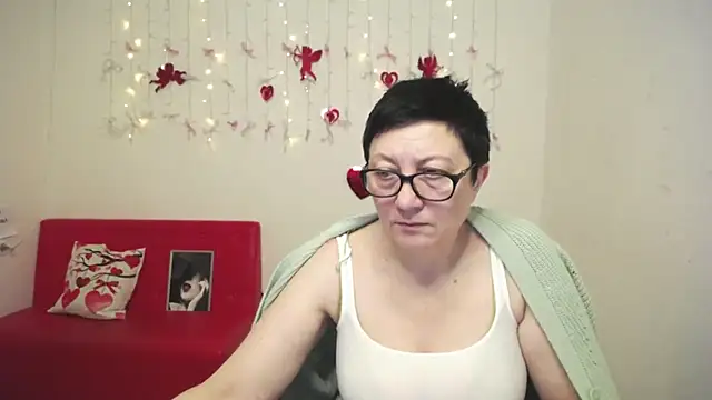 Snapshot of EmilyL0ve chatting on February 15, 2026, 6:18 pm EmilyL0ve online show from February 15, 2026, 6:18 pm