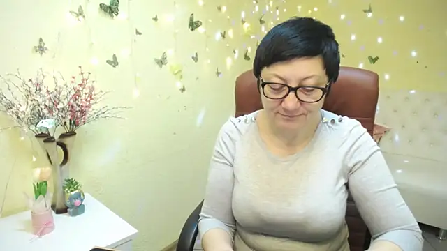Snapshot of EmilyL0ve chatting on April 26, 2026, 5:27 am EmilyL0ve online show from April 26, 2026, 5:27 am